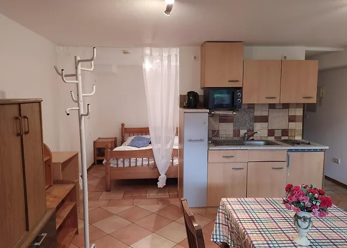 In 97447 Gerolzhofen, 吉洛佐芬